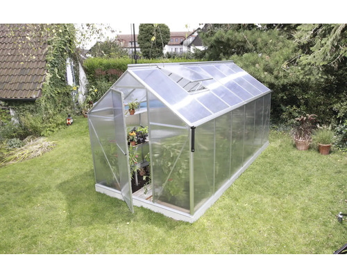Tuinkas van aluminium en polycarbonaat in de tuin.