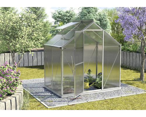 Tuinkas met open deur in de tuin