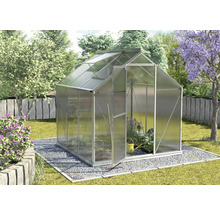 Tuinkas met open deur in de tuin