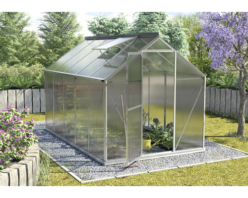 Tuinkas met open deur en dakraam in de tuin
