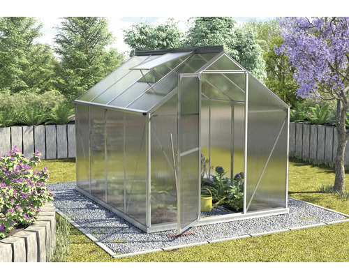 Kas met open deur in de tuin