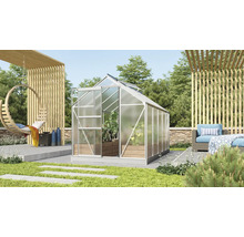 Tuinkas in de tuin met tuinmeubelen en decoratie.