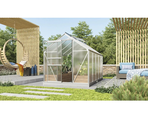 Tuinkas in de tuin met tuinmeubelen en decoratie.