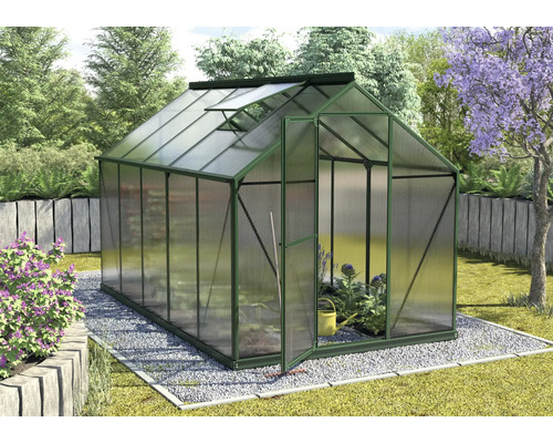 Kas in de tuin met open deur en dakraam