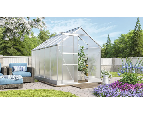 Tuinkas met open deur in een tuin met tuinmeubelen en bloemperken.