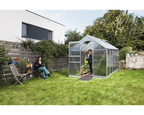 Serre in de tuin met vrouw en kind