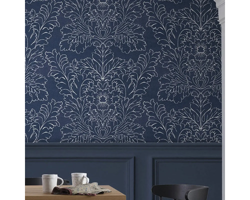 Kameroverzicht met blauw patroonbehang, lambrisering en houten tafel