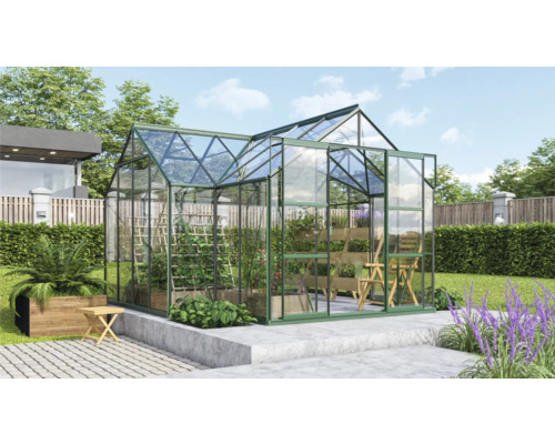 Kas in de tuin met planten en tuinmeubelen.