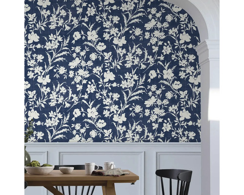 Eetkamer met blauw-wit bloemenbehang