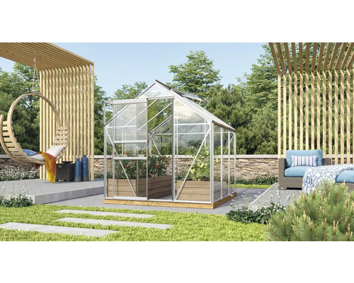 Tuinkas in tuin met hangstoel en loungemeubels