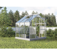 Serre met aluminium frame en glas op een gazon.