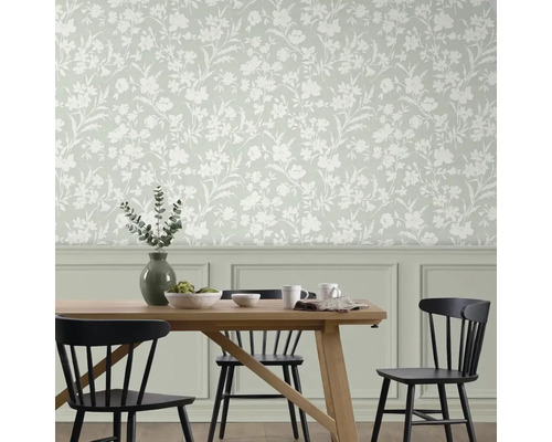 Eetkamer met eettafel en stoelen voor muur met bloemenbehang