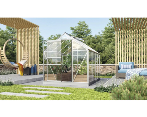 Tuinkas in tuin met hangstoel en zithoek