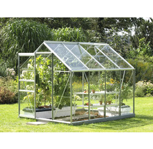 Tuinkas met plantenrekken en groentebedden