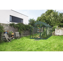 Tuinkas in de tuin met planten en tuinmeubelen