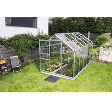 Kas met planten in de tuin