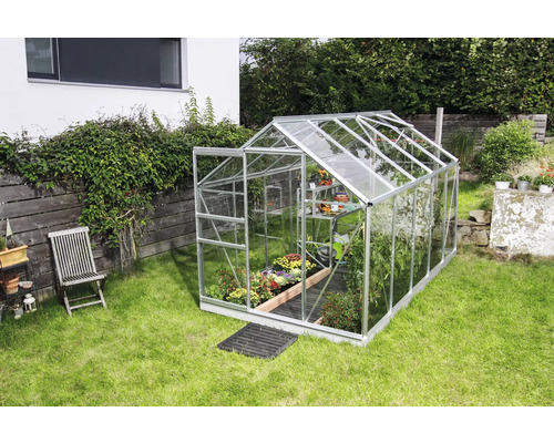 Kas met planten in de tuin