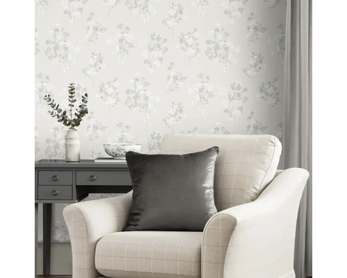 Decoratieve woonkamer met behang met motief, fauteuil en bijzettafel