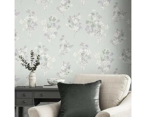 Wand met bloemenbehang, dressoir en fauteuil voor een gezellige sfeer