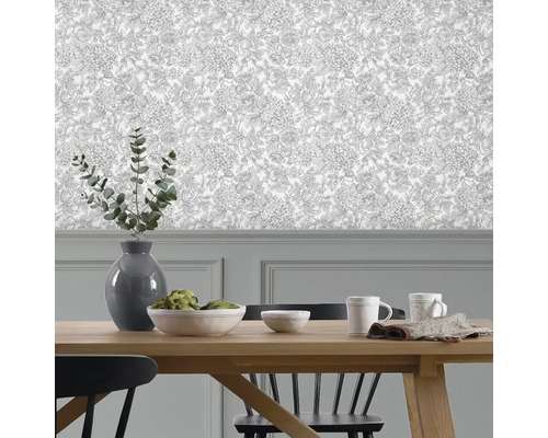 Decoratieve eethoek met bloemmotief behang, houten tafel en servies