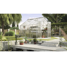 Tuinkas in de tuin met beplanting en vijver