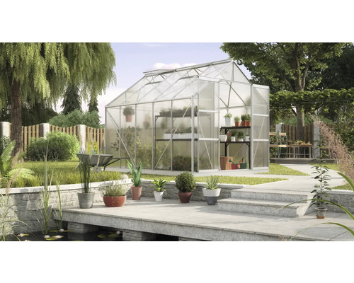 Tuinkas in de tuin met beplanting en vijver