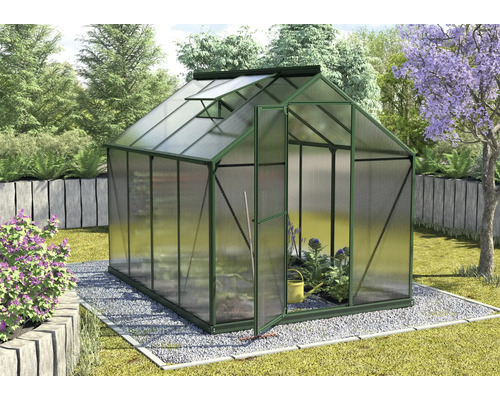 Serre met open deur en planten in de tuin