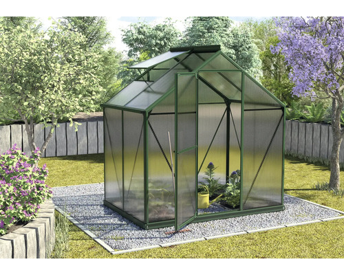 Tuinkas met open deur en planten binnenin.