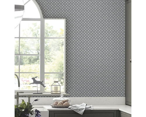 Keukenscène met gedessineerd behang, gootsteen en raam voor een heldere sfeer