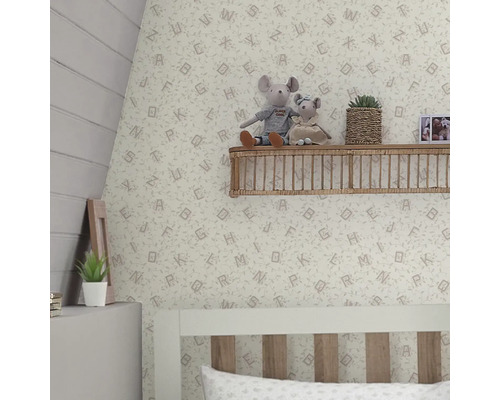 Kinderkamer met speelgoedmuizen en wandplank voor een behang met letterpatroon