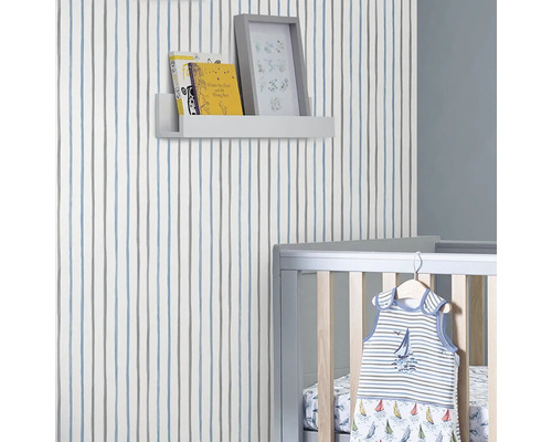 Kinderkamer met wandplank, foto''s, boeken, kinderbed en slaapzak