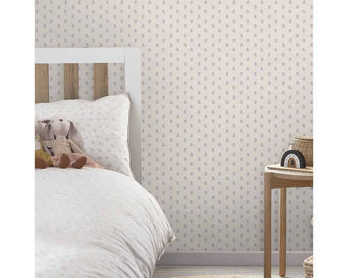Kinderkamer met bed en behang met bloemmotief