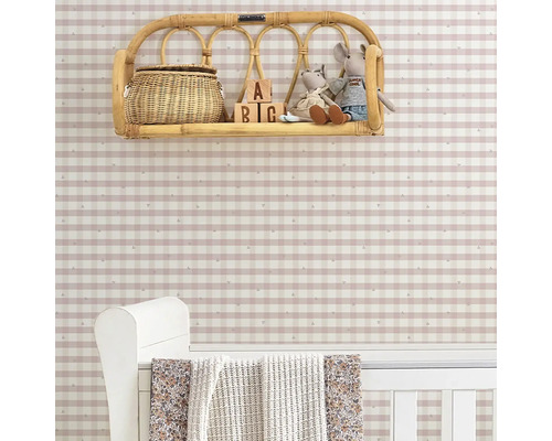 Kinderkamer met rotan plank, speelgoed en geruit behang