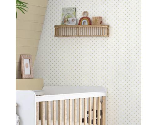 Babykamer met ledikant en wandplank