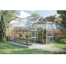 Serre met plantenrekken in de tuin