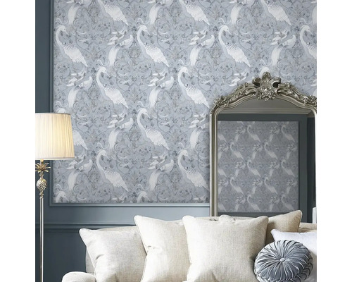 Decoratief behang met zwanenmotief in een woonkamer met spiegel en kussens