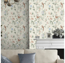 Woonkamer met bloemrijk behang met vogelmotieven