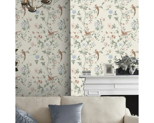 Woonkamer met bloemrijk behang met vogelmotieven