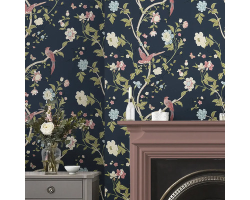 Kamerbeeld met bloemenbehang, open haard en commode