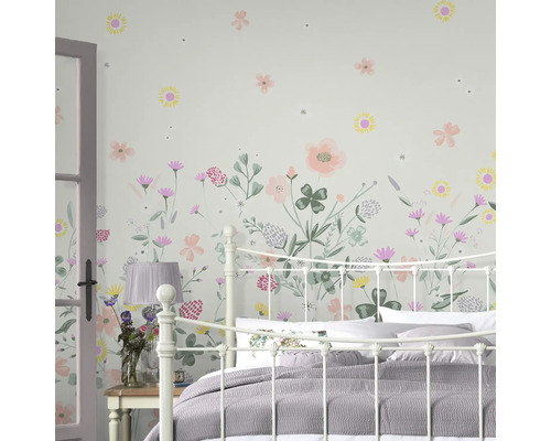 Decoratieve slaapkamer met bloemenbehang, bed en nachtkastlamp