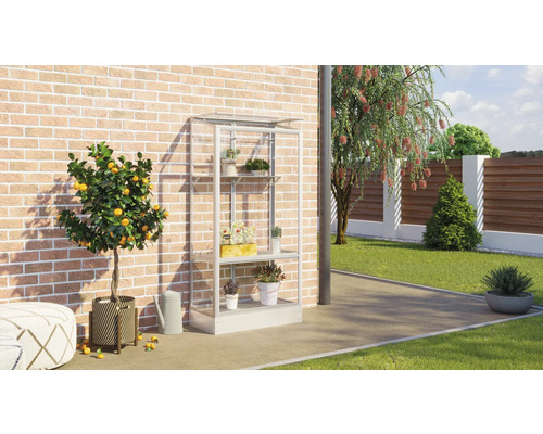 Tuinscene met kasrek, citroenboom en accessoires