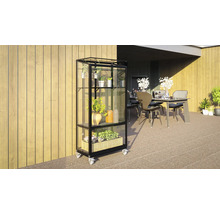 Plantenkast met wielen op een terras met een eettafel en stoelen