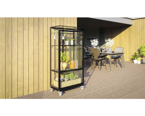 Plantenkast met wielen op een terras met een eettafel en stoelen