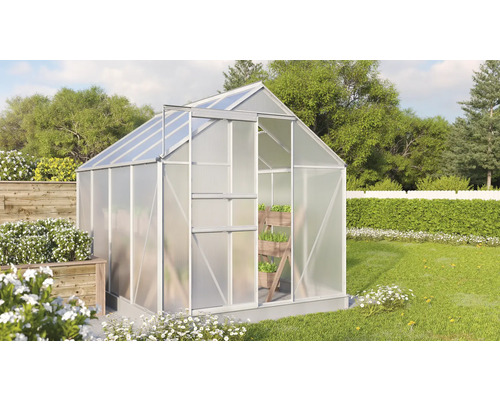 Kas met aluminium frame en polycarbonaatplaten in de tuin.