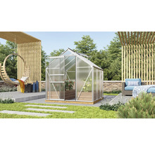 Kas met aluminium frame en planten in de tuin.