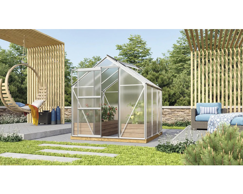 Kas met aluminium frame en planten in de tuin.