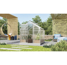 Tuinkas in de tuin met tuinmeubelen en decoratie