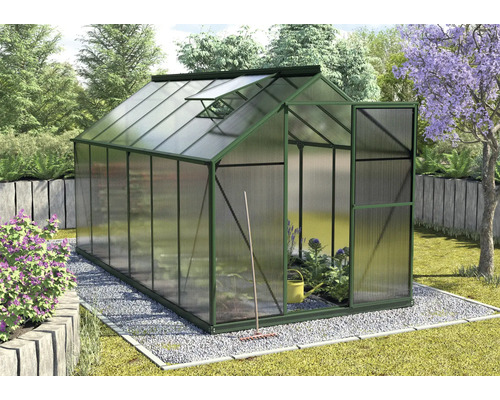 Tuinkas met open deur en dakraam in de tuin