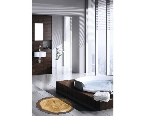 Moderne badkamer met bad, wastafel en houten accenten