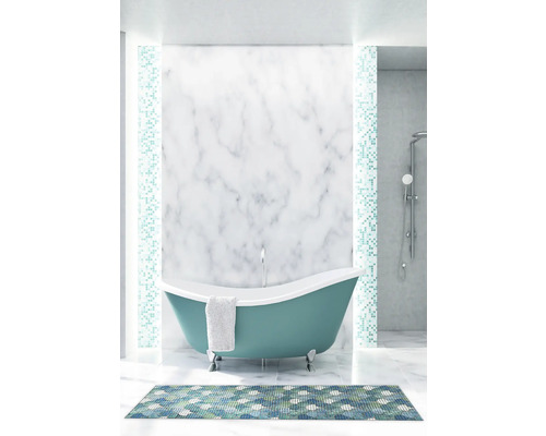 Badkamer met vrijstaand bad, douchegedeelte en een badmat met motief